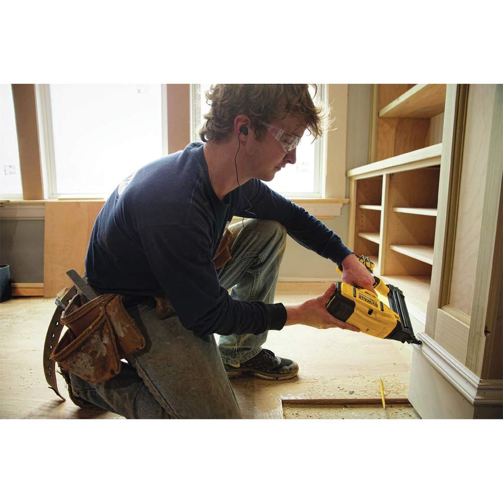 DEWALT 20V MAX* Cordless Brad Nailer Kit, 18GA (DCN680D1)